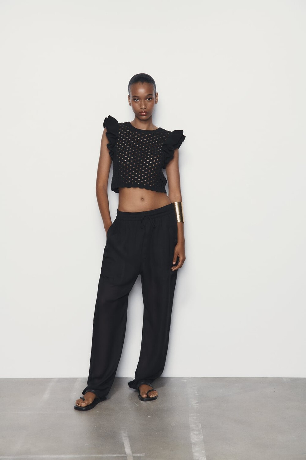 

Топ из шениль с орушами ZARA, черный