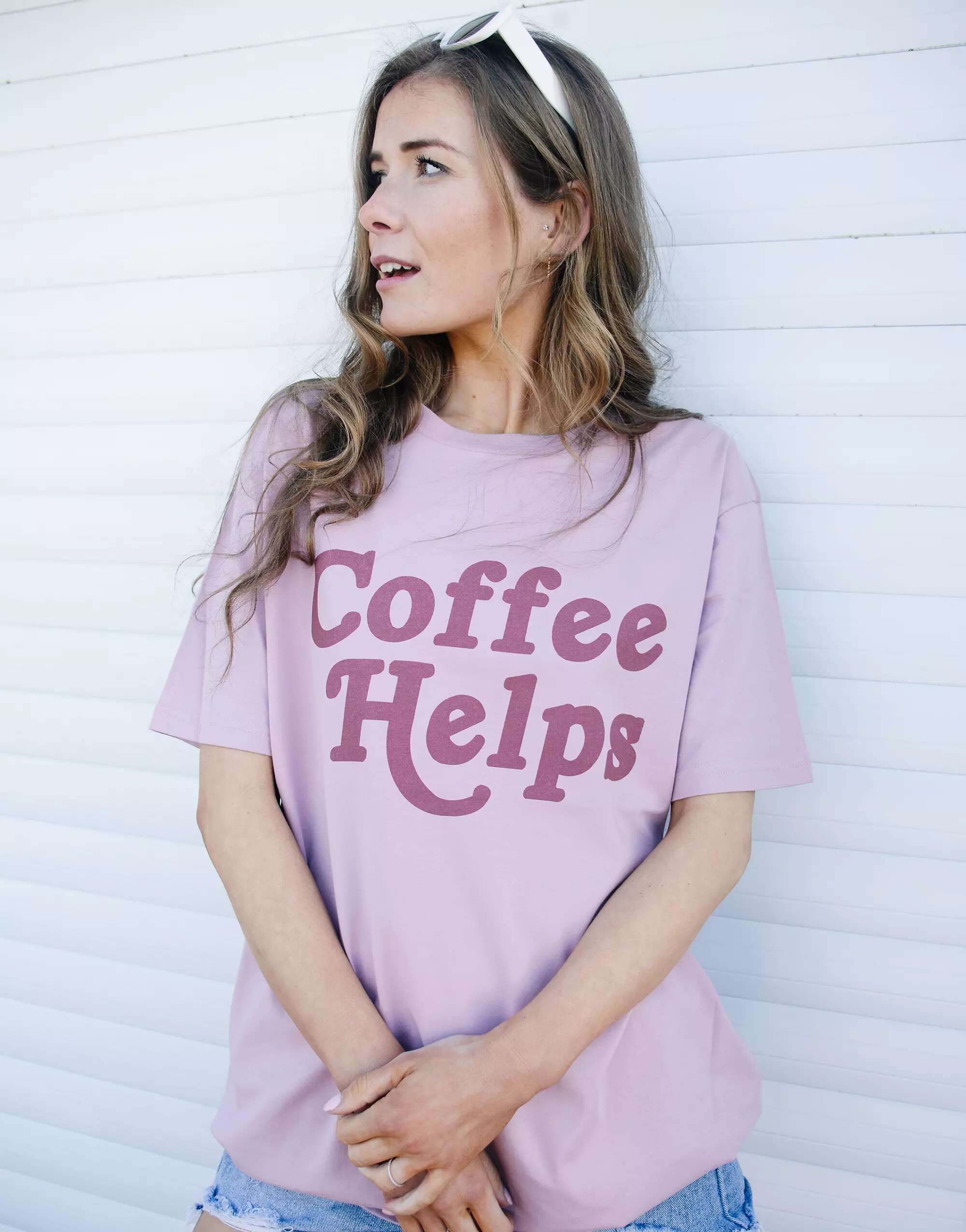 фиолетовая футболка унисекс с надписью завтрак в постели batch1 Фиолетовая футболка унисекс с надписью Coffee Helps Batch1