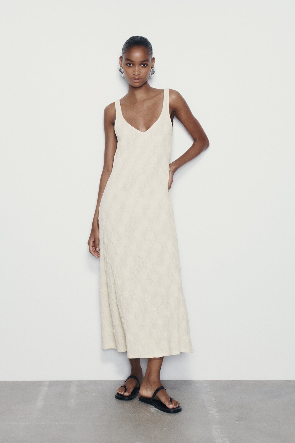 

Платье из текстурированного фона Zara, экрю
