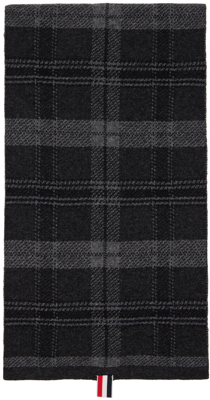 

Серый шарф в клетку Thom Browne