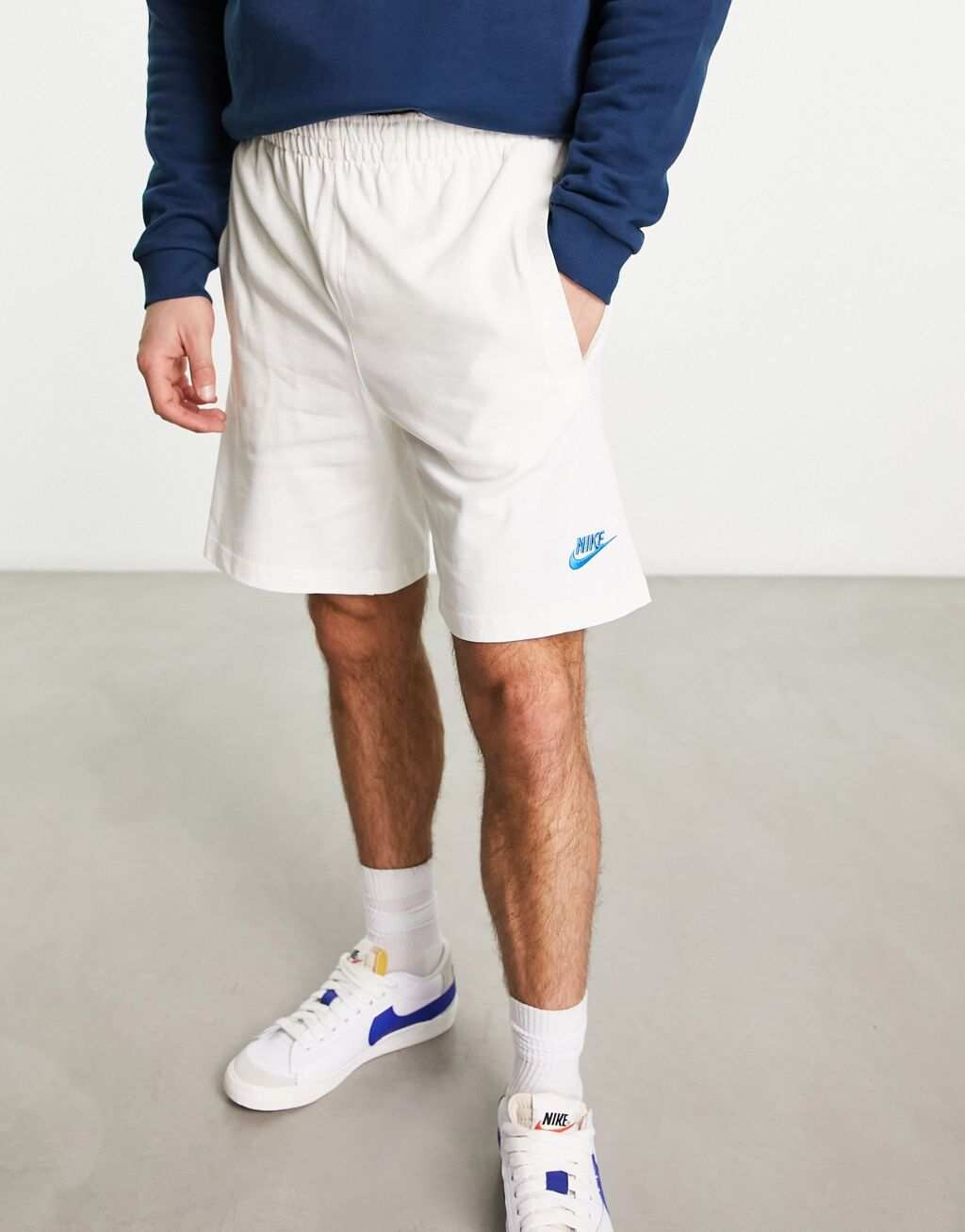 

Парусные и синие шорты Nike Club
