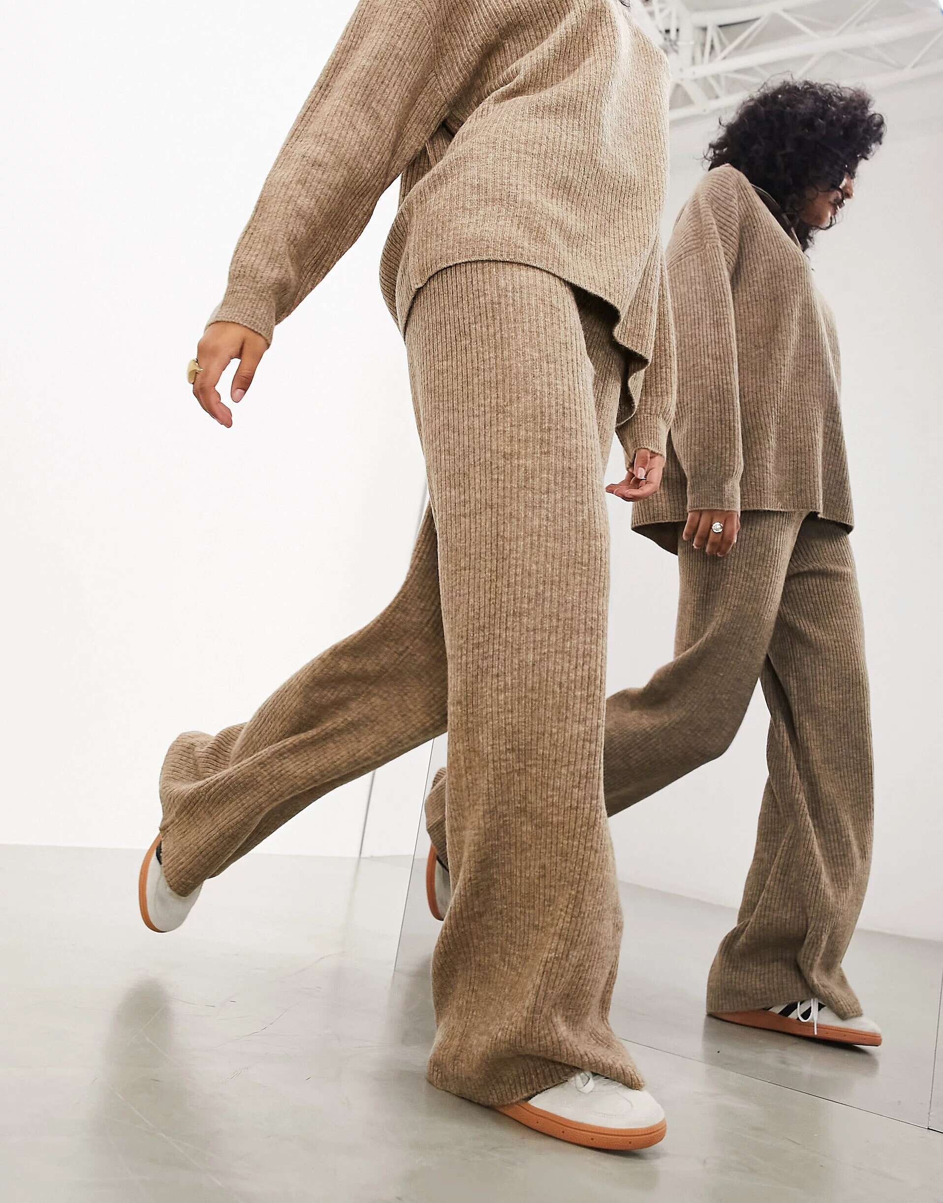 Темно-коричневые трикотажные широкие брюки в рубчик ASOS