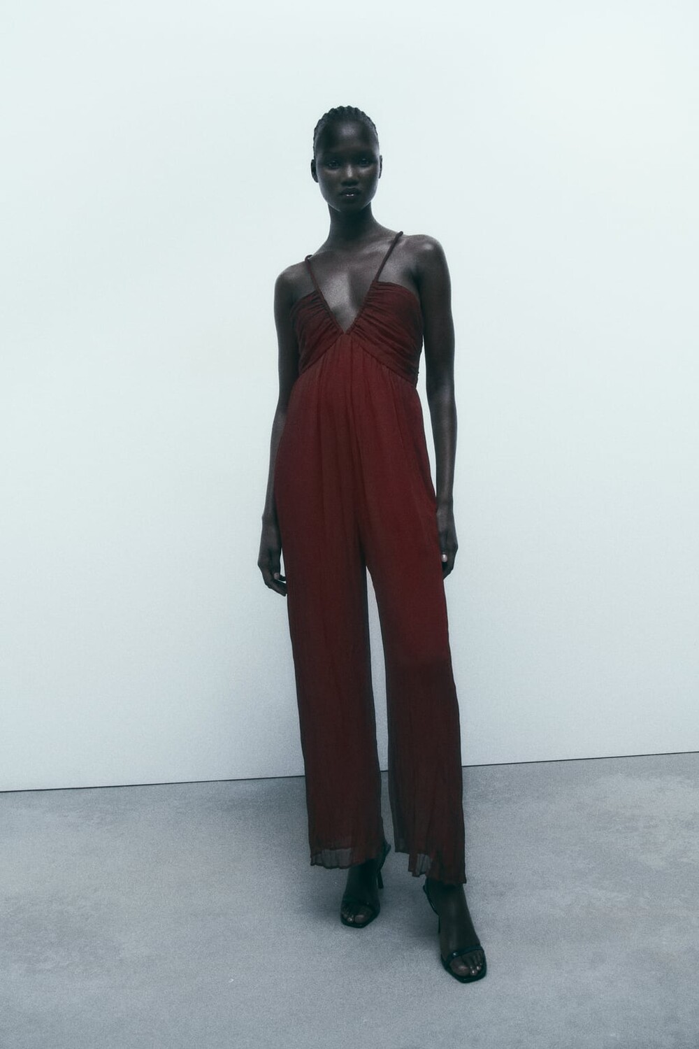 

Комбинезон с перекрепками на спине ZARA