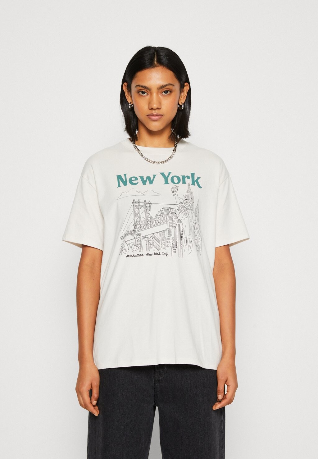 

Футболка с принтом OVERSIZED BOYFRIEND NEW YORK GRAPHIC TEE Abercrombie & Fitch, цвет WHITE SAND
