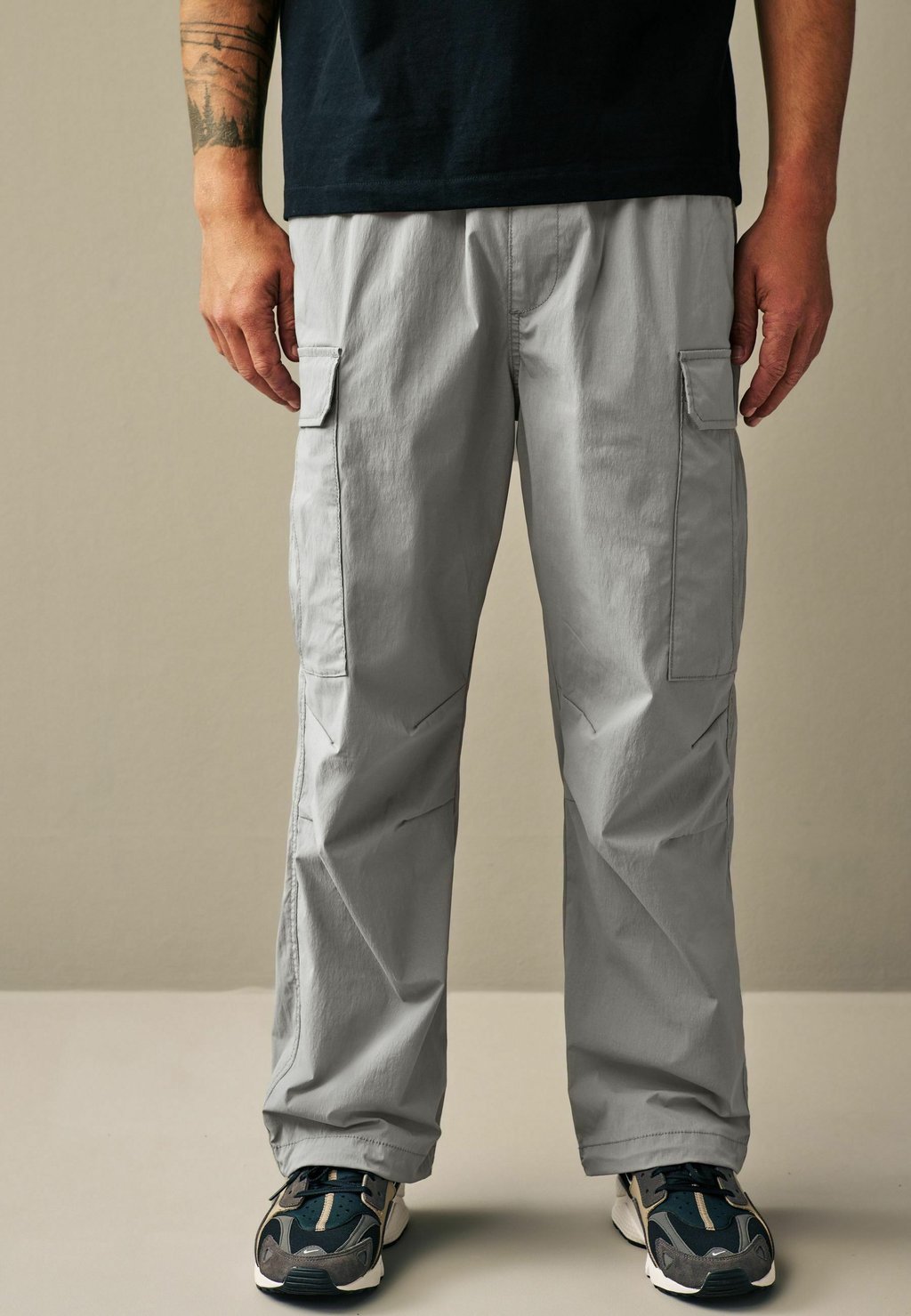 Брюки-карго PARACHUTE CARGO TROUSERS RELAXED FIT Next, серый