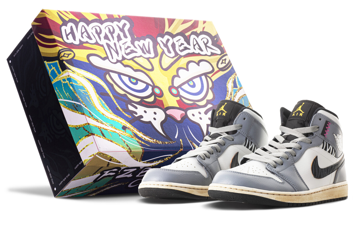 

Баскетбольные кроссовки Air Jordan Mens 1 Mid CNY черный/белый/серый