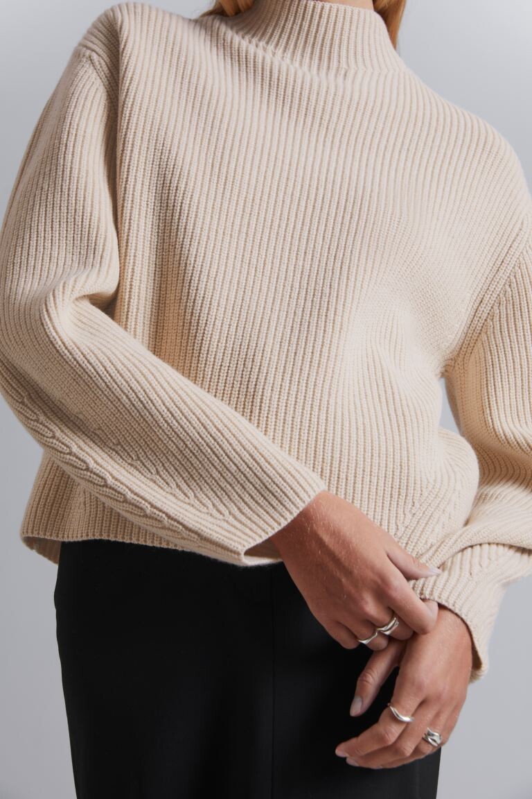 

Свитер из мериносовой шерсти с воротником-стойкой H&M, бежевый