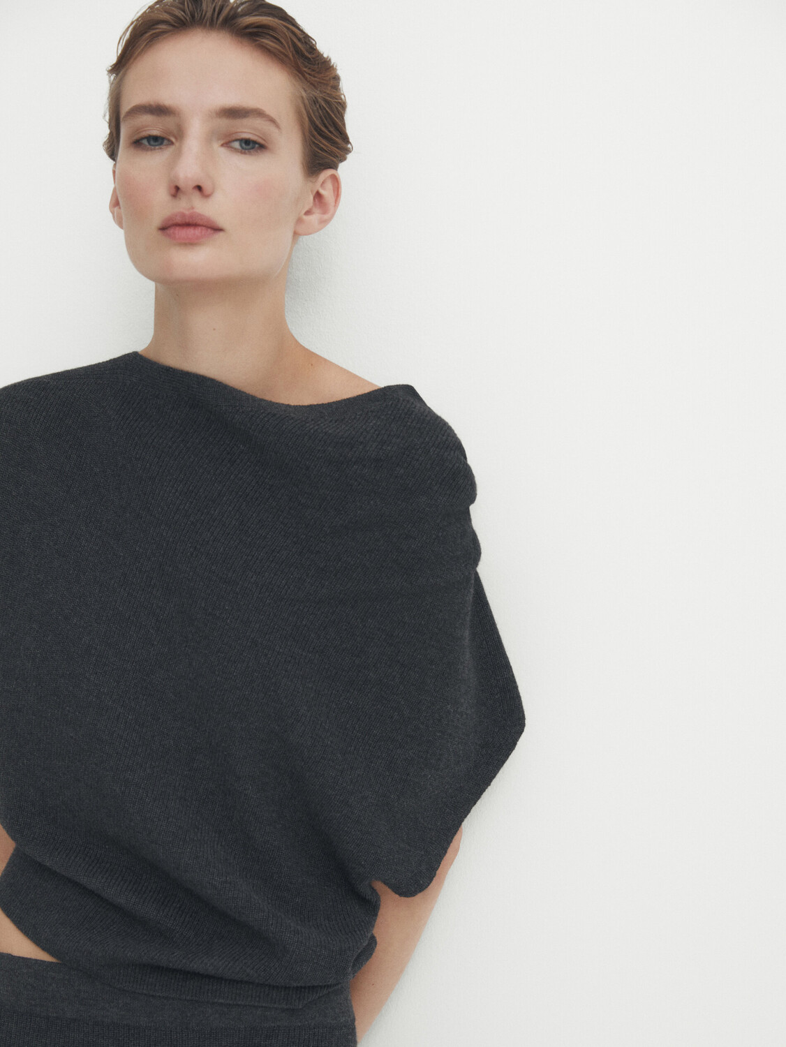 

Трикотажный свитер со собранными деталями Massimo Dutti, серый медиум