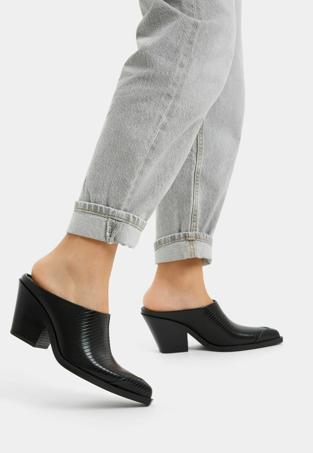 

Высокие босоножки WITH ANIMAL EMBOSSING Bershka, цвет black