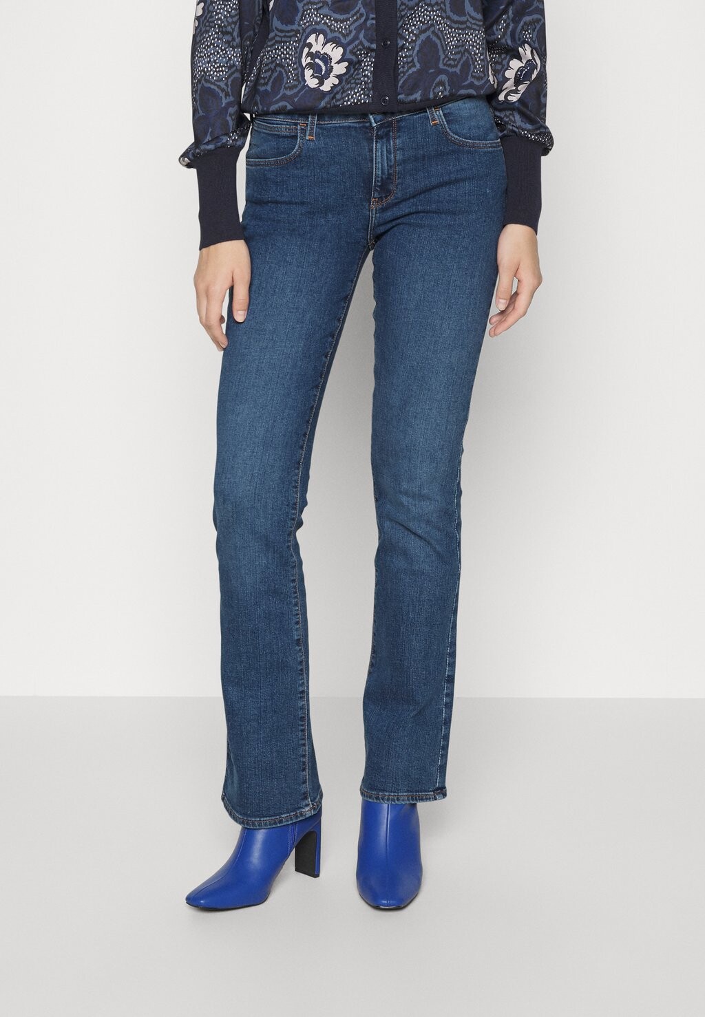 

Джинсы Bootcut Wrangler