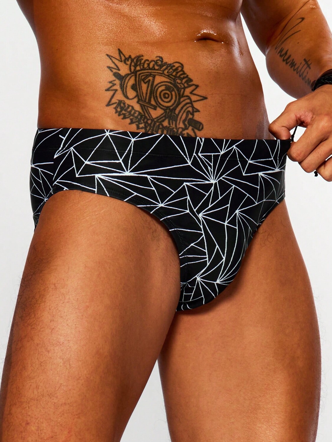 

Мужские плавки Manfinity Swimmode, геометрический треугольный узор, черный цвет