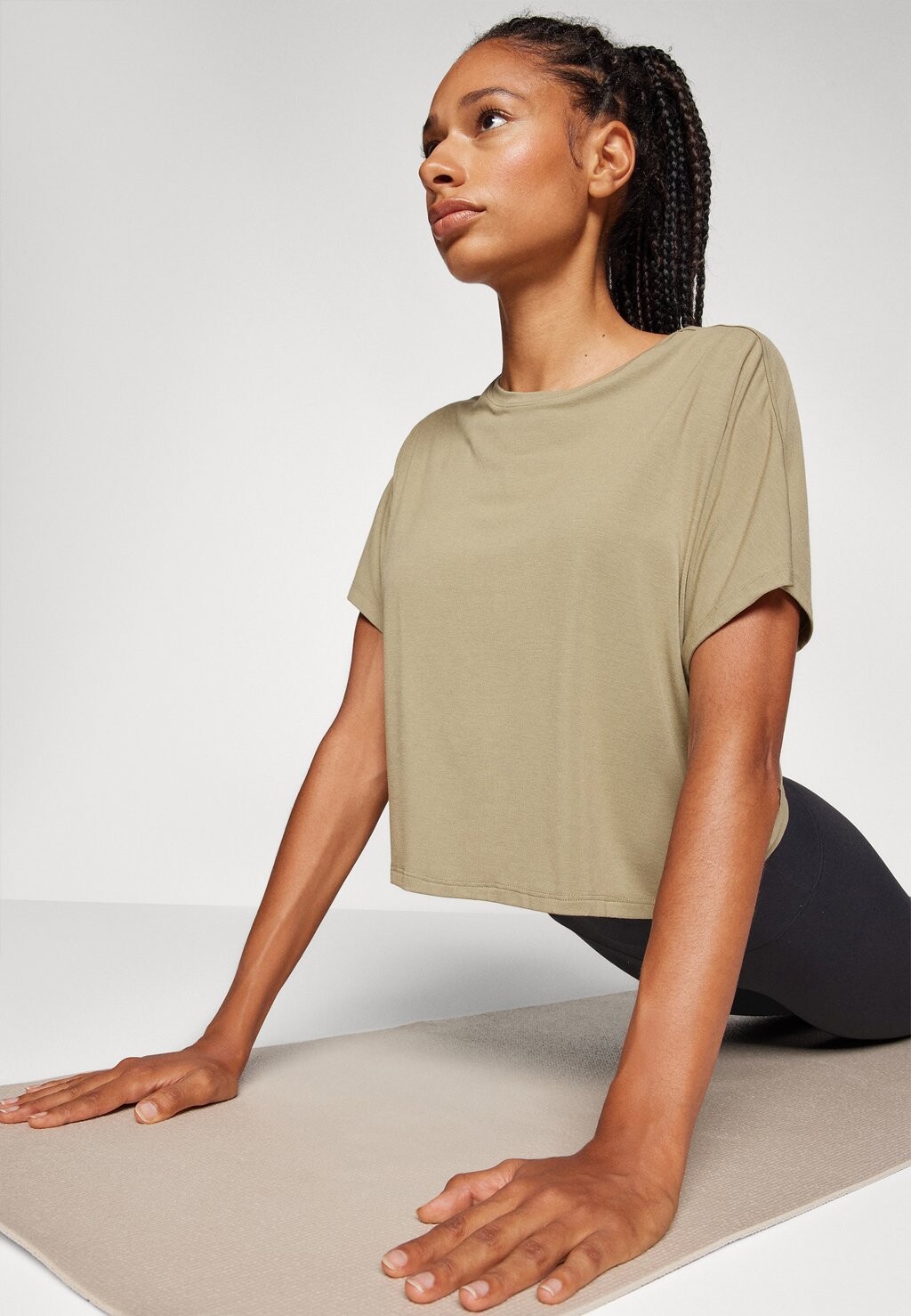 

Спортивная футболка WITH EASE CROP TEE Athleta, оливковый