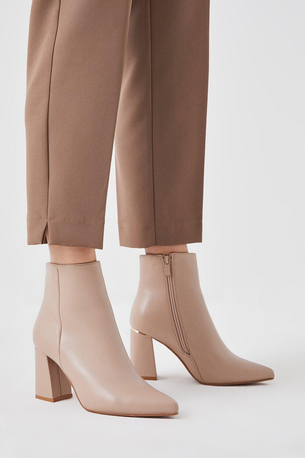 

Ботильоны Mikaela на остром блочном каблуке с зажимом Dorothy Perkins, бежевый