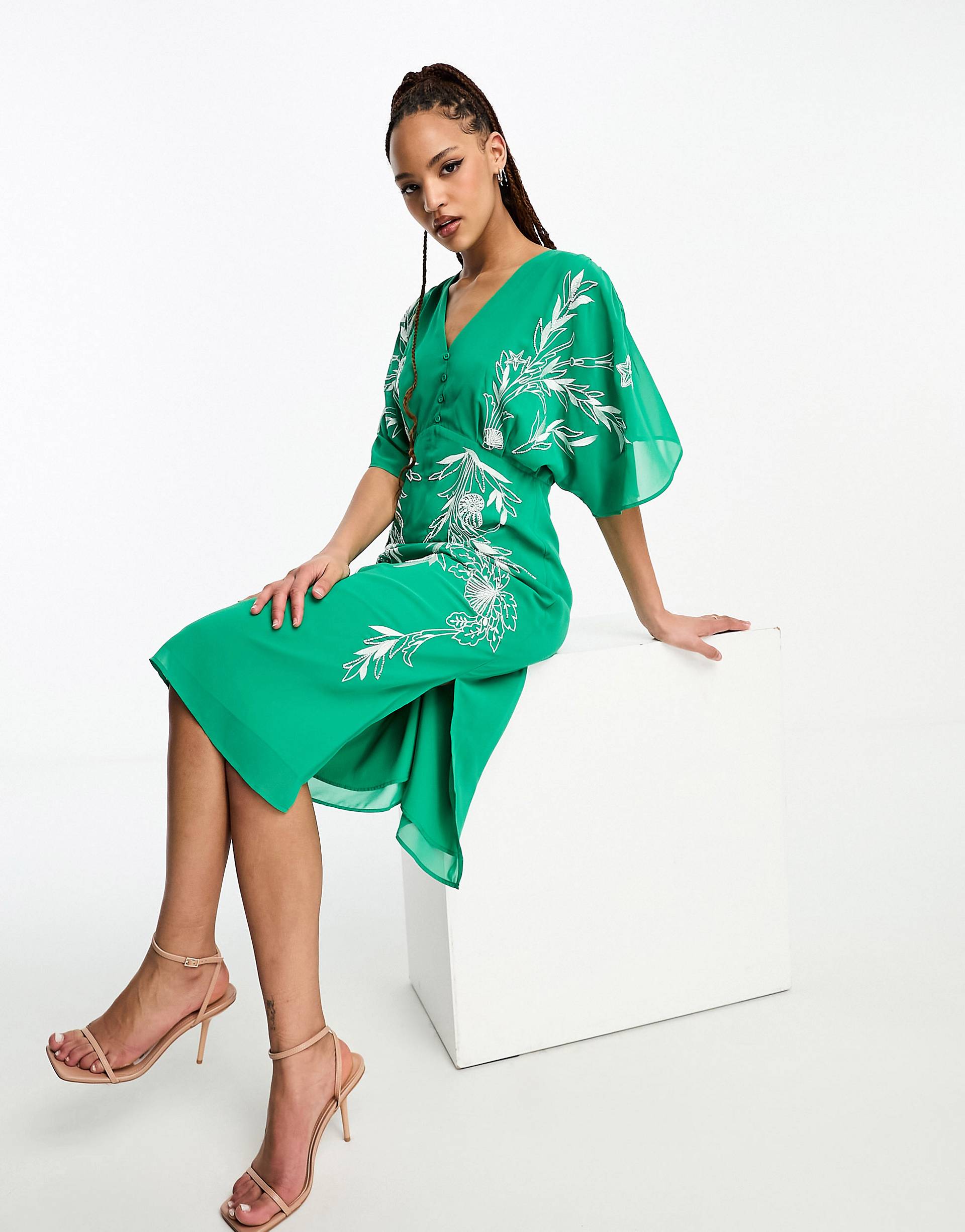 Зеленое платье миди с глубоким вырезом и вышивкой Hope & Ivy цена и фото