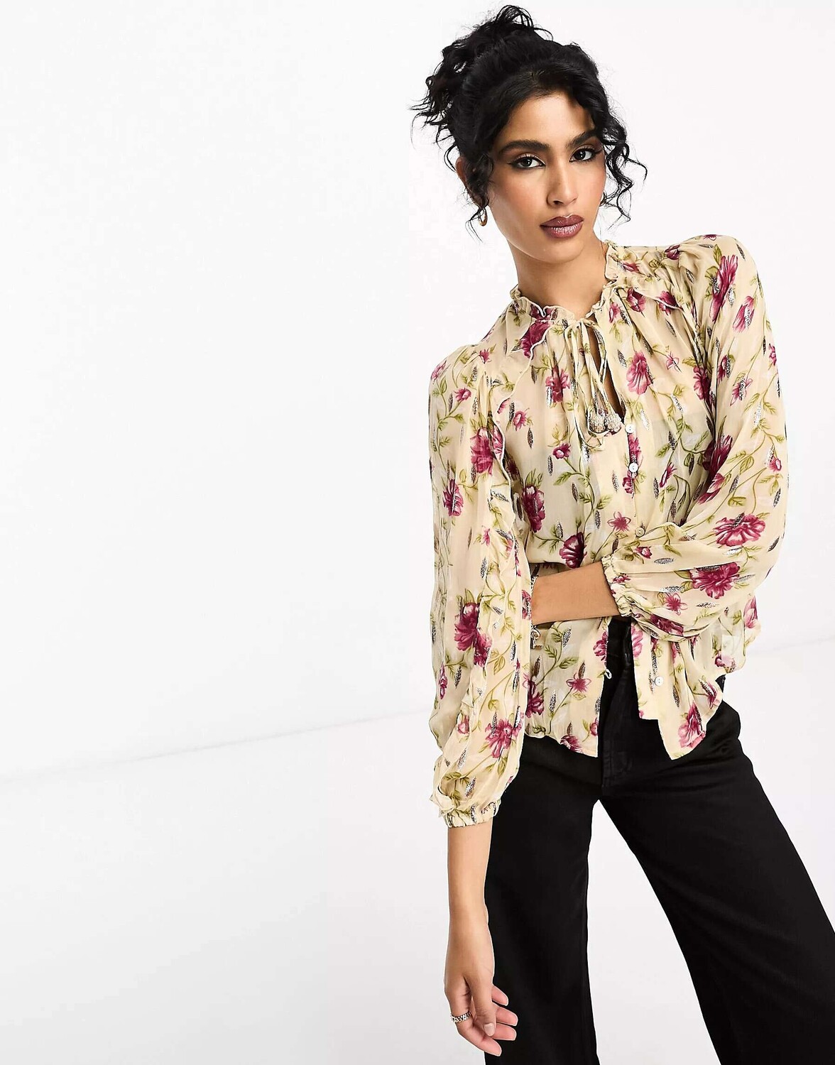 

Бежевая блузка с принтом и рюшами River Island