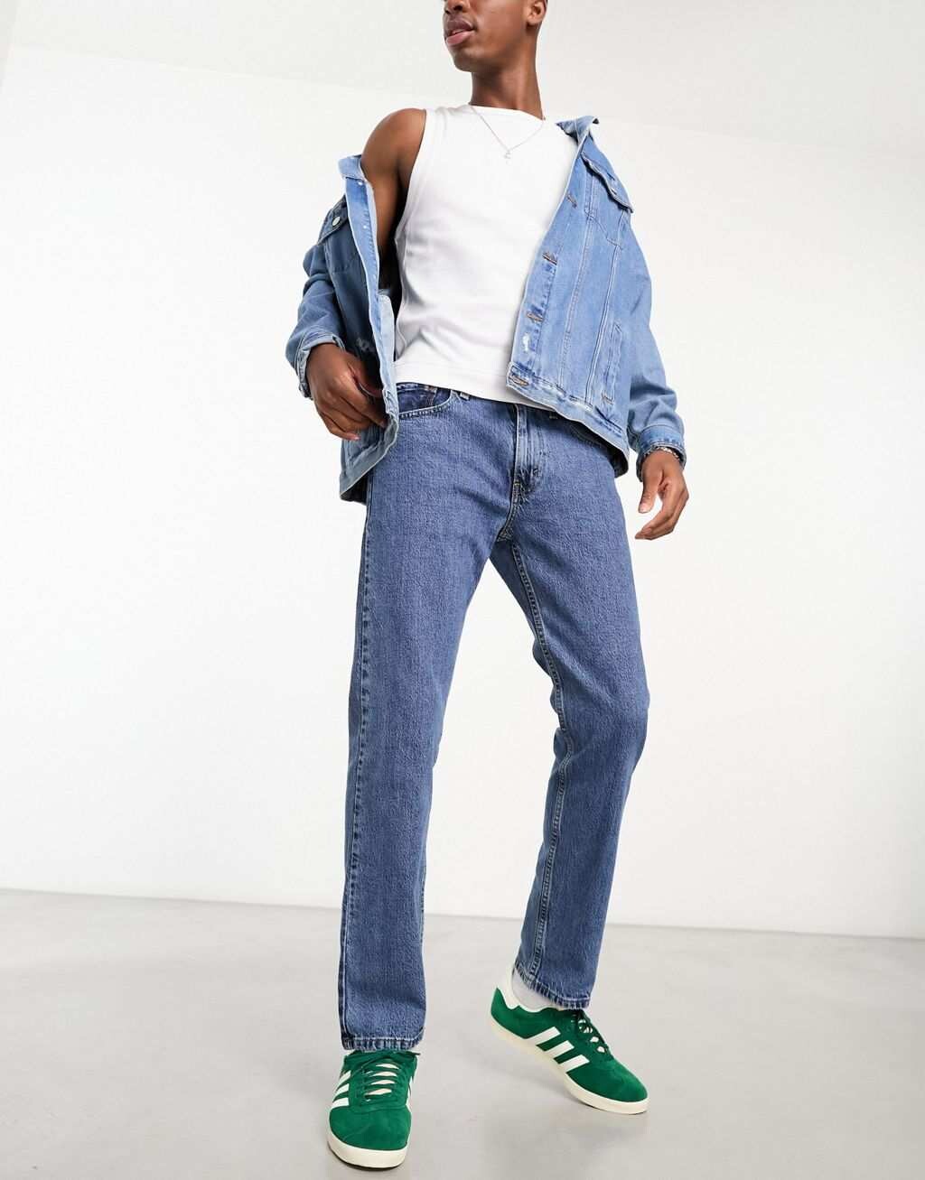 

Голубые зауженные джинсы Levi's 502