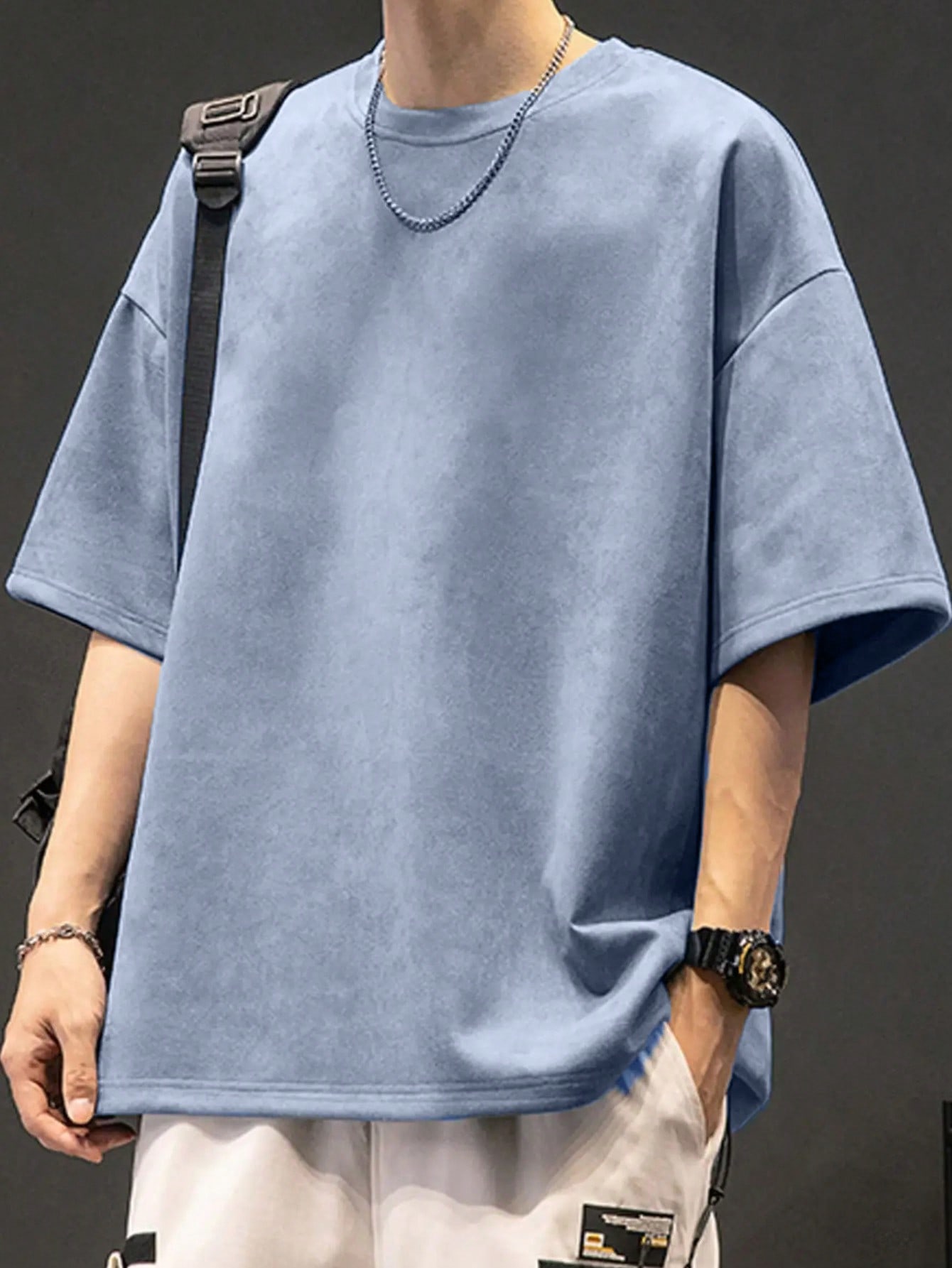 Мужская футболка с заниженными плечами и буквенным принтом, голубые