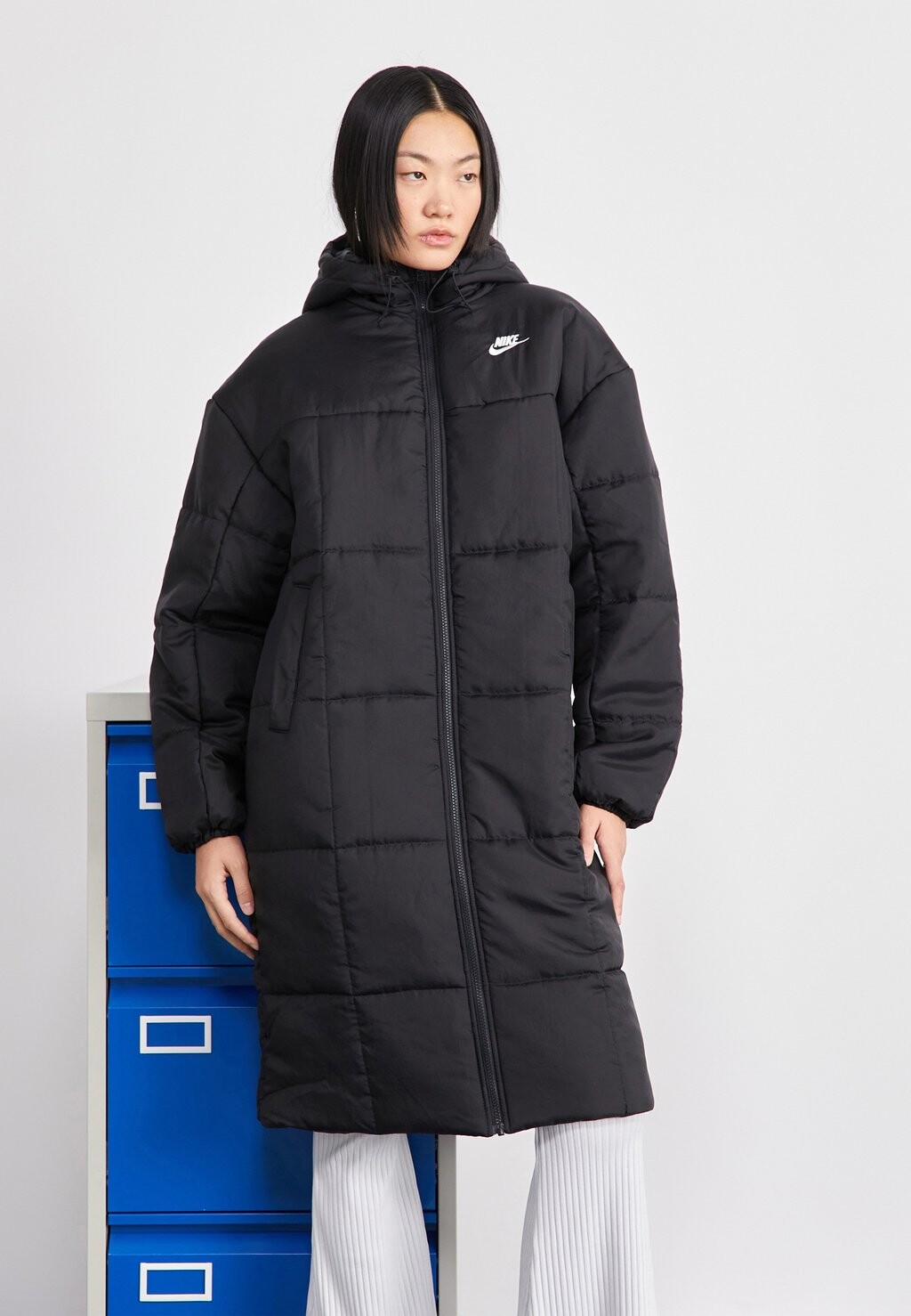 

Зимнее пальто Nike CLASSIC PARKA, цвет black/white