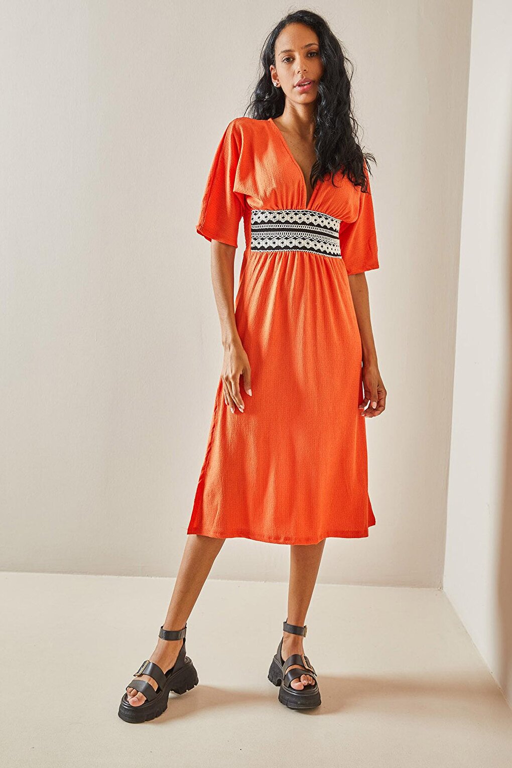 цена Оранжевое текстурированное платье с поясом 3YXK6-47403-11 XHAN