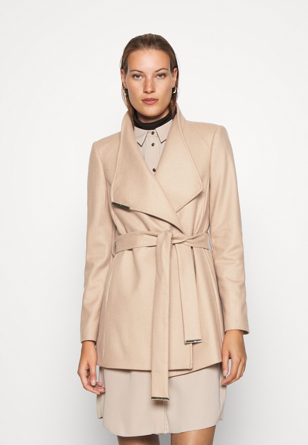 

Пальто короткое Ted Baker, коричневый