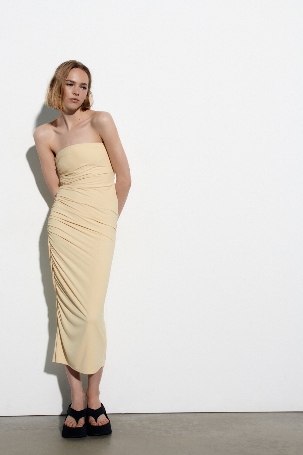 

Платье средней длины ZARA, светло-желтого