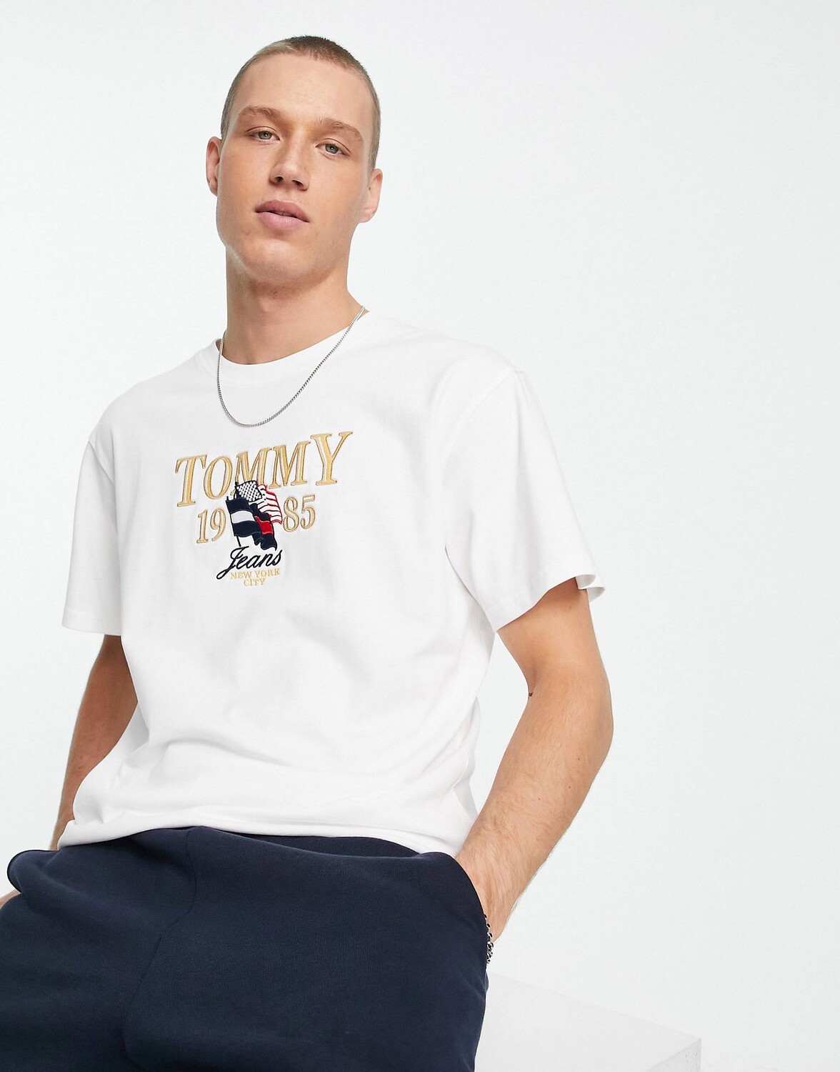 

Белая футболка свободного кроя с логотипом на груди Tommy Jeans, Белый