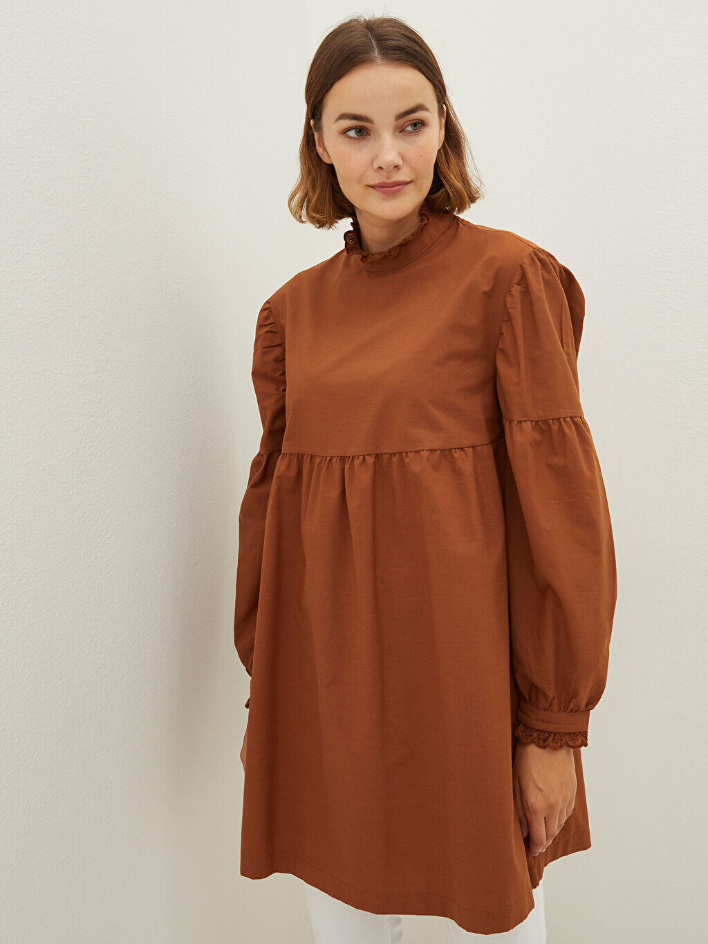 

Женская туника из поплина с длинным рукавом и кружевом с воротником-стойкой LCW Modest