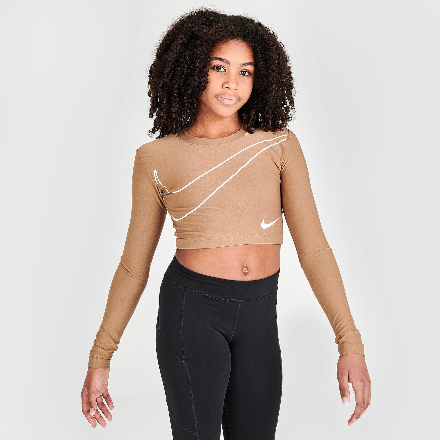 

Укороченная футболка с длинными рукавами Nike Sportswear Swoosh для девочек, коричневый