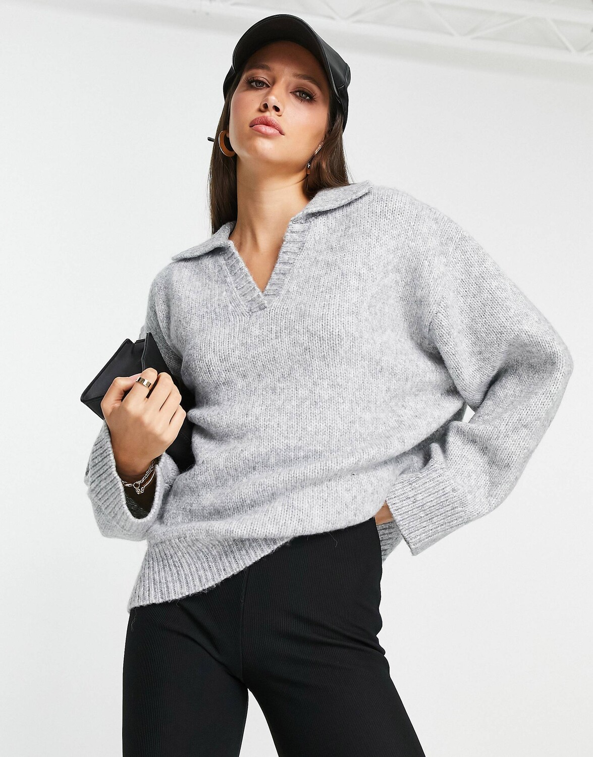 

Серый массивный джемпер с открытым воротником ASOS DESIGN