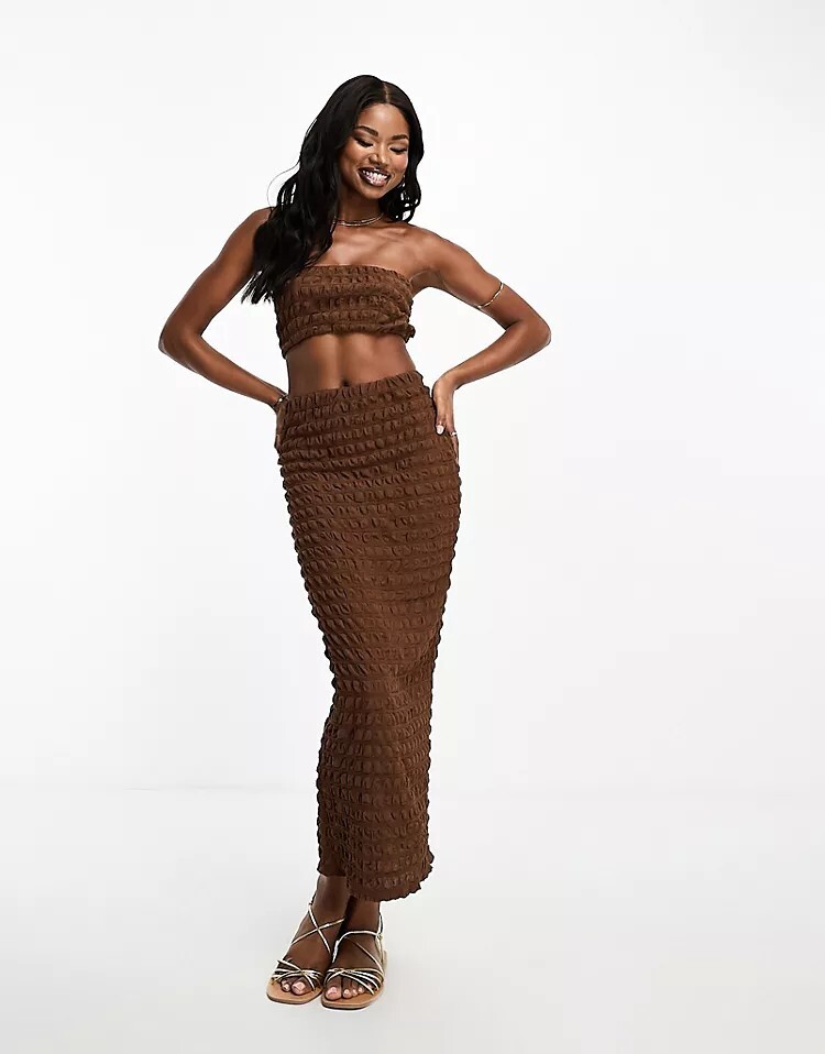 

Шоколадный кроп-топ бандо с пузырьковой текстурой ASOS DESIGN co-ord, коричневый
