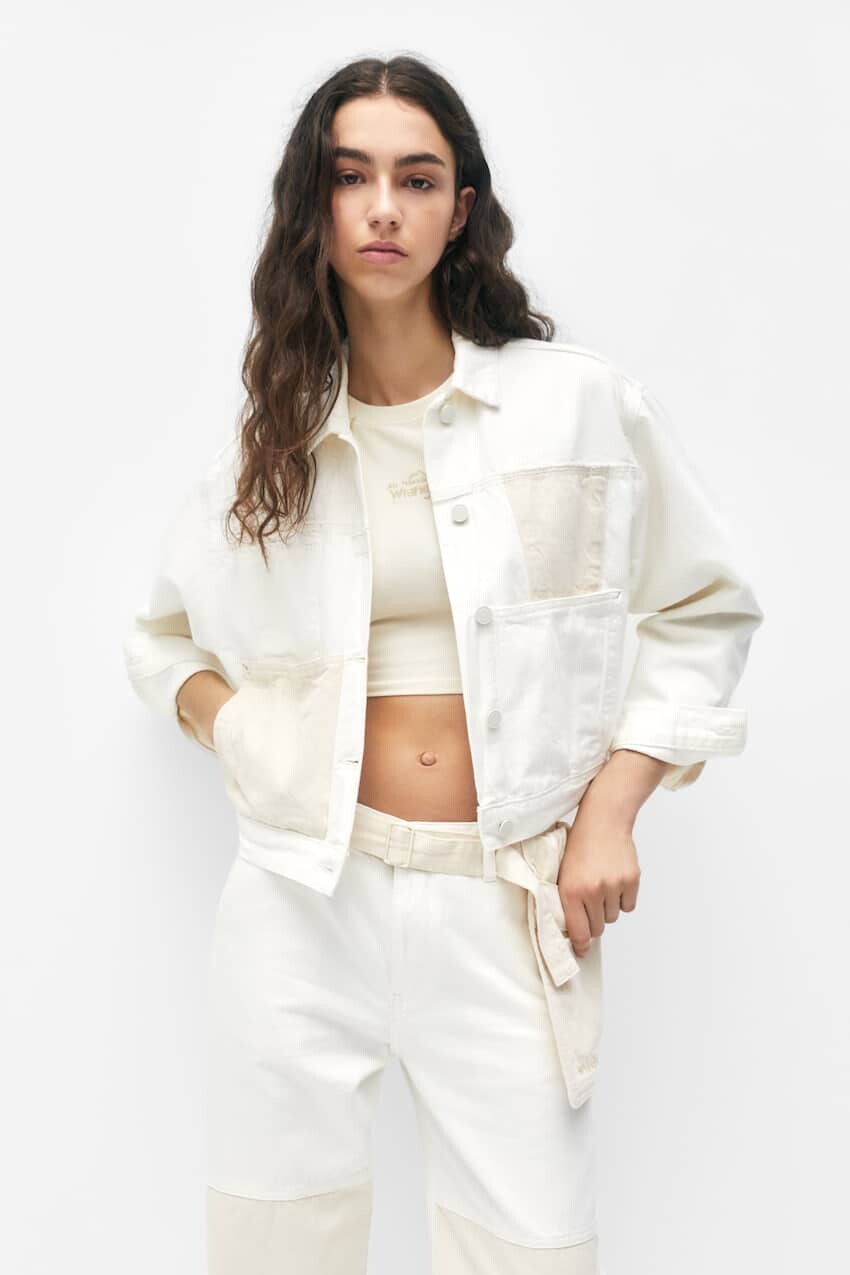 

Куртка Wrangler ATG с контрастными карманами Pull&Bear, песочный