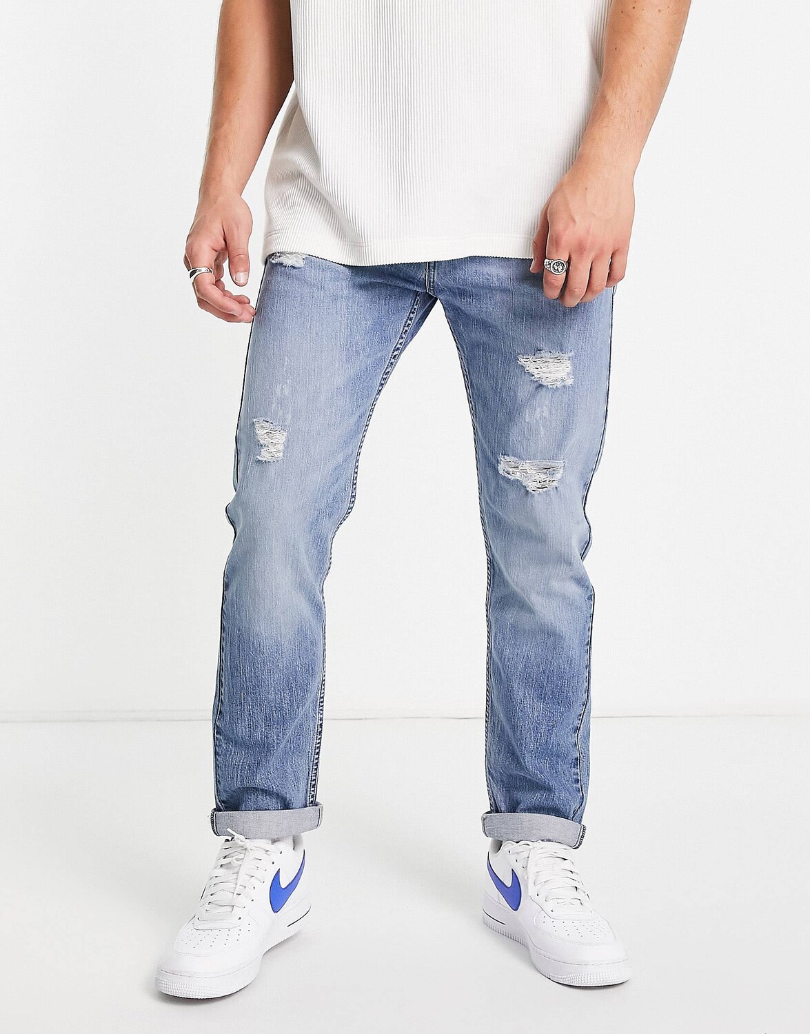 

Джинсы Levi's 502 зауженного кроя голубого цвета с потертостями