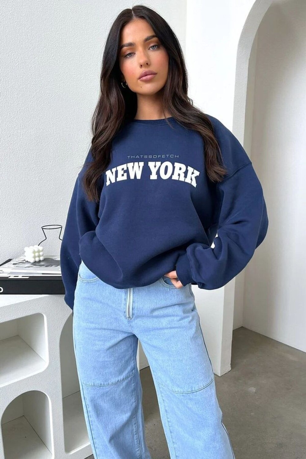 

Женский темно-синий свитшот с круглым вырезом с принтом New York Fetch Afrogiyim