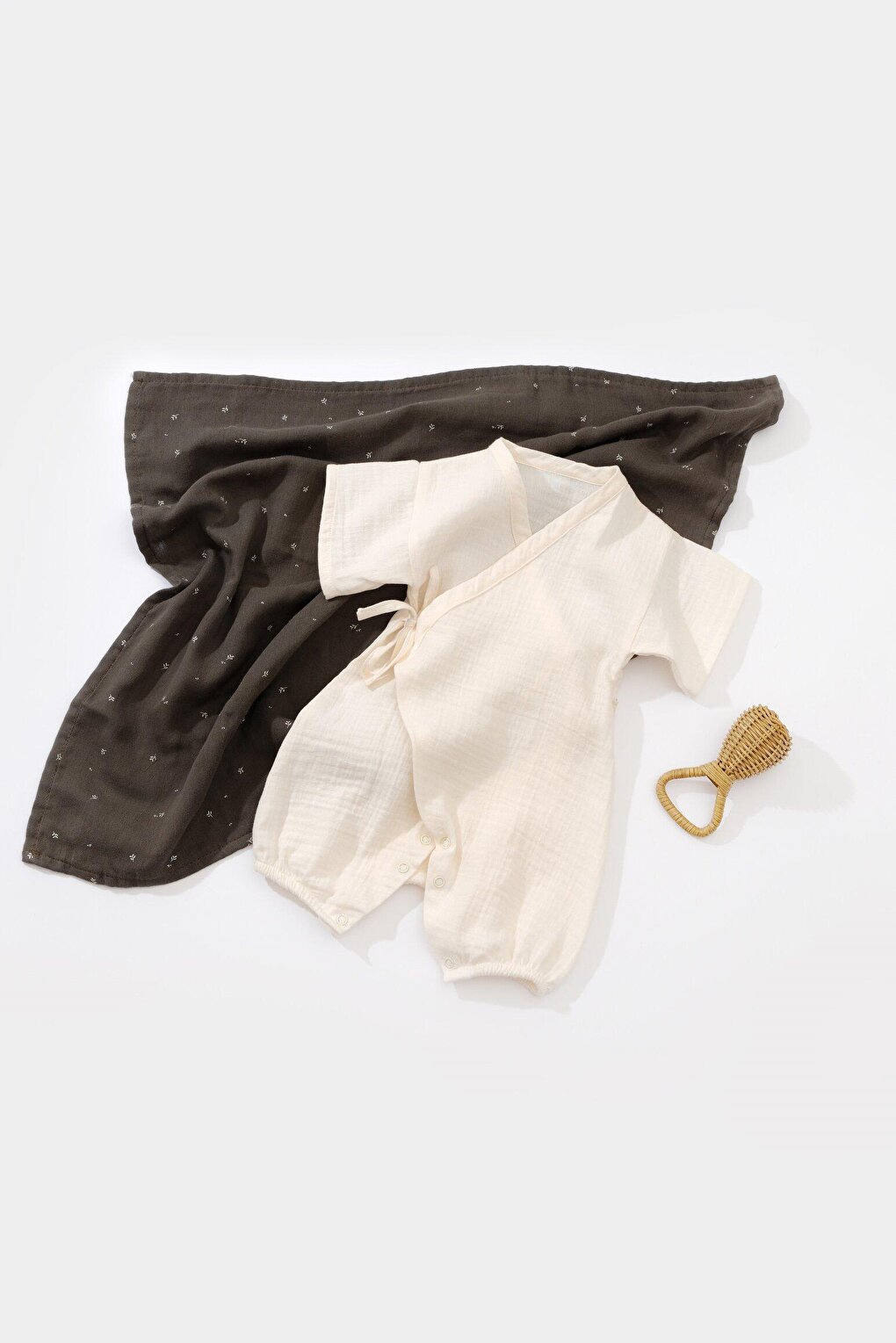Муслиновый двубортный комбинезон с короткими рукавами BabyCosy Organic Wear, экрю