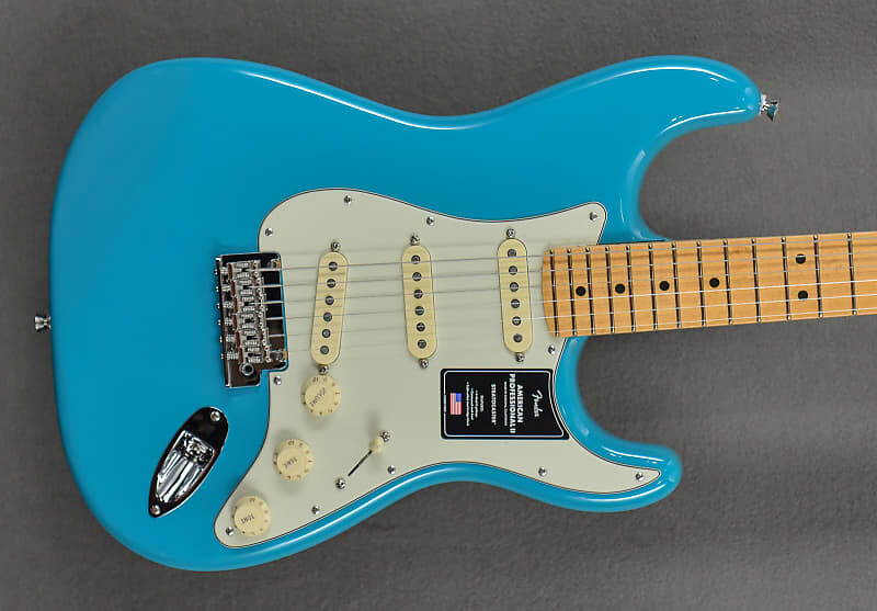 

American Professional II Stratocaster — Miami Blue с кленом Fender American Professional II Stratocaster – Miami w/