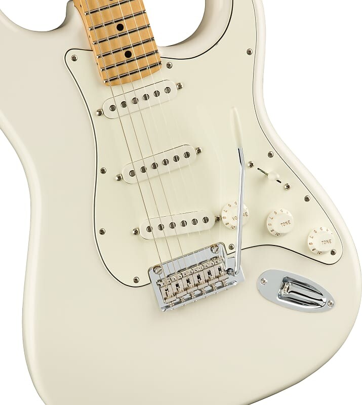 

Fender Player Stratocaster с накладкой из клена в цвете Polar White Player Stratocaster with Maple Fretboard