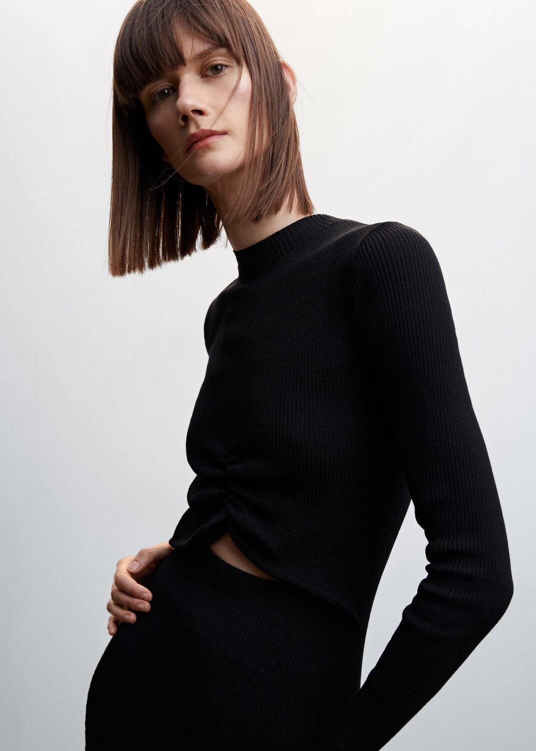 

Открытое трикотажное платье MANGO, негро
