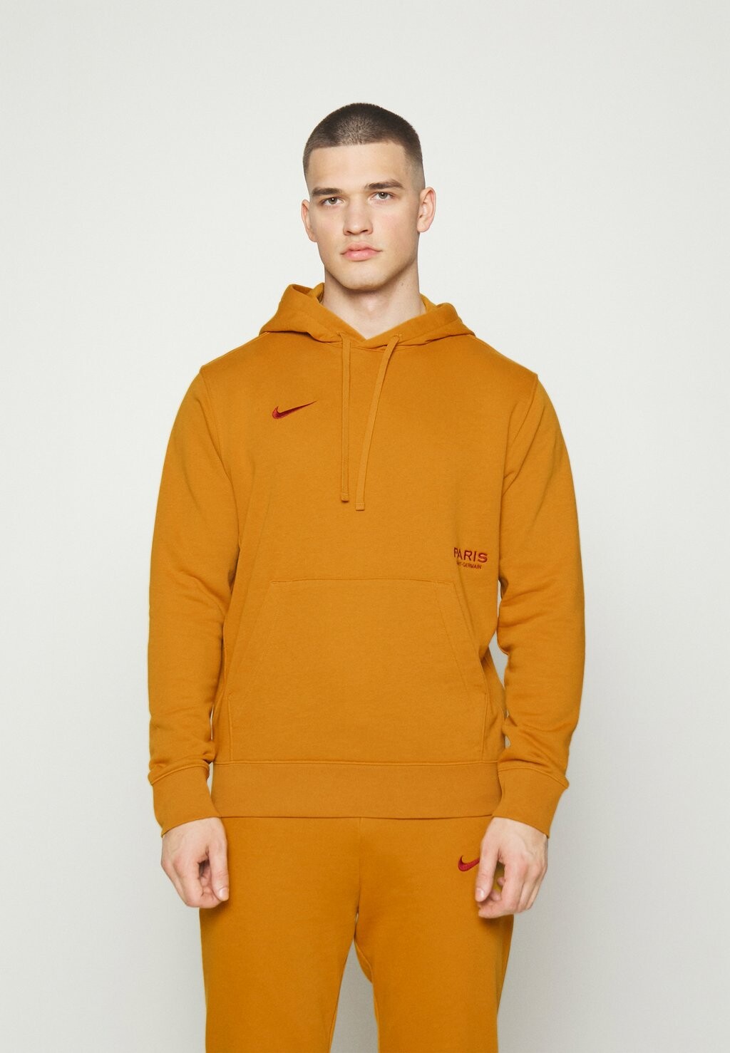 

Толстовка Nike Paris Germain Club Hoodie, золотистая замша / командно-красный, Оранжевый