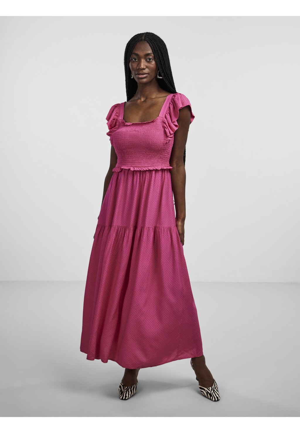 Летнее платье фиолетового цвета фуксии YAS цена и фото