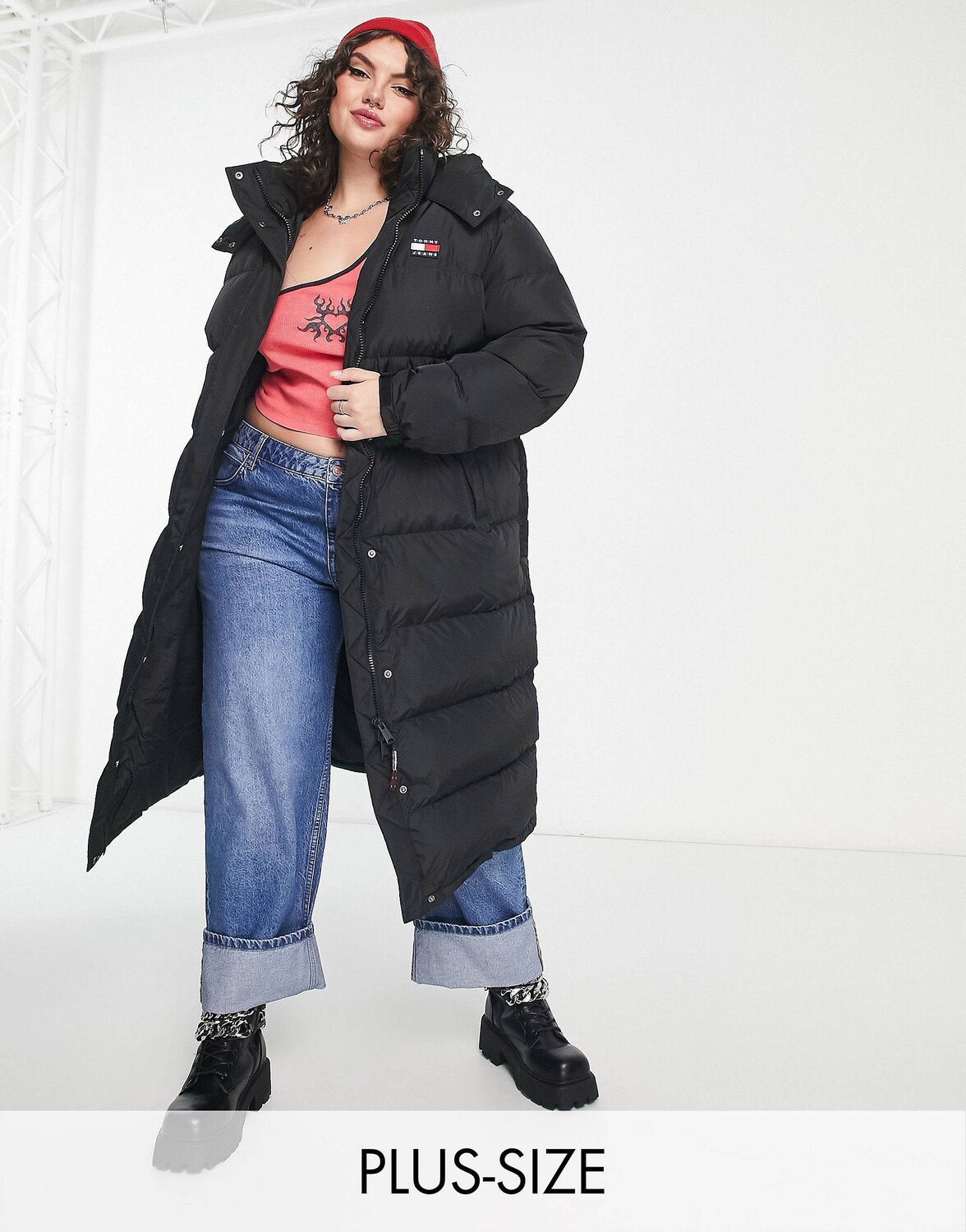 

Черный длинный пуховик с капюшоном Tommy Jeans Plus alaska