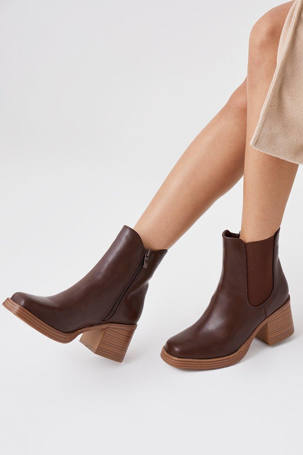 

Faith: Ботильоны Alberta с квадратным носком и стопкой на каблуке Dorothy Perkins, коричневый