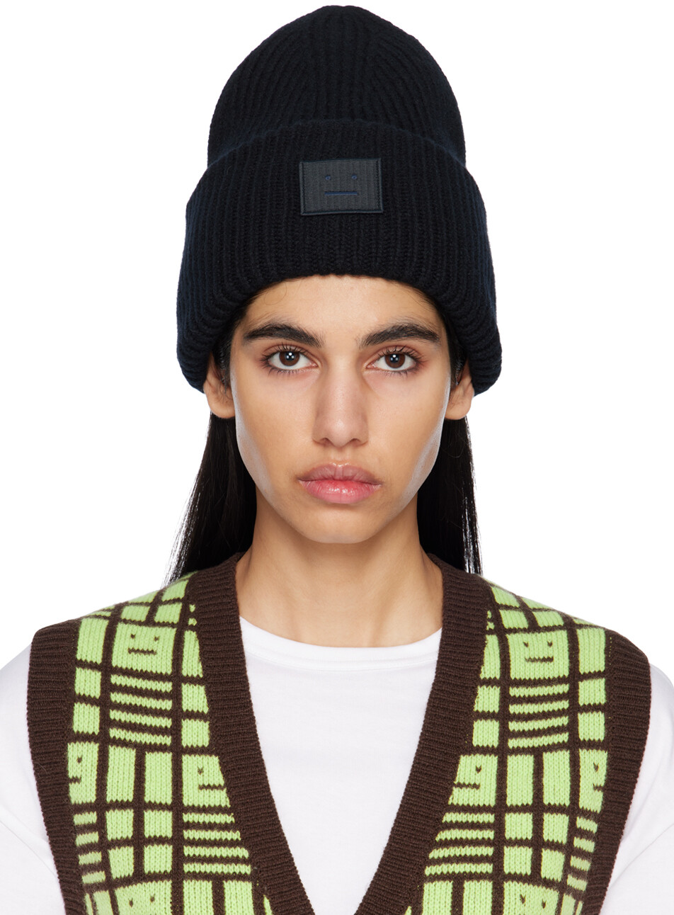 

Черная шапка с нашивками Acne Studios