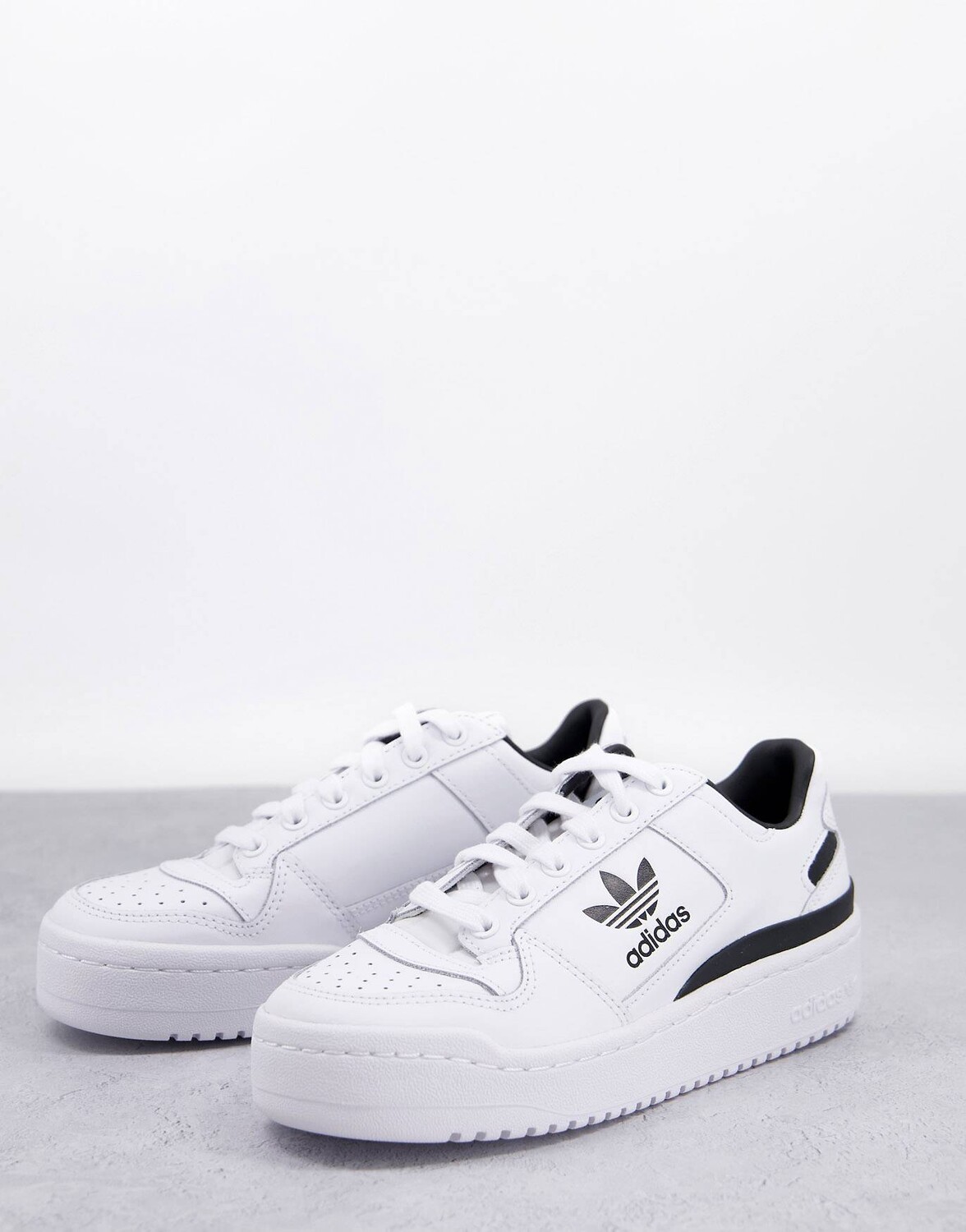 

Белые кроссовки adidas Originals Forum с черным трилистником