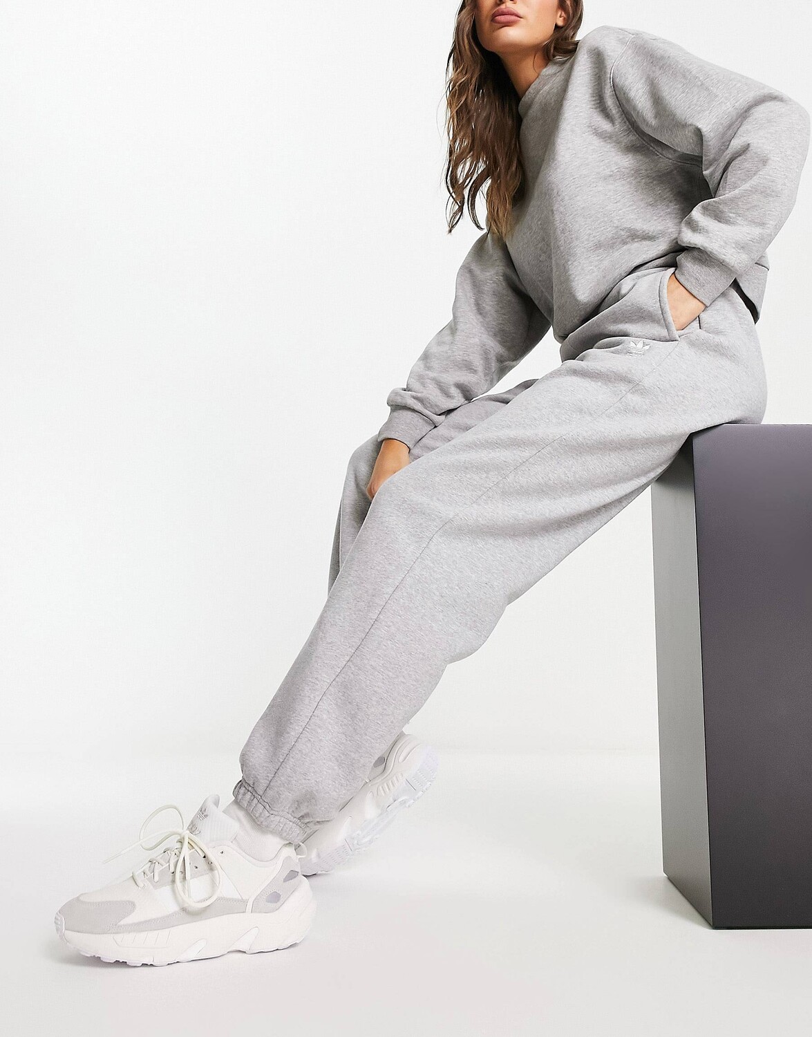 

Средне-серые джоггеры adidas Originals с трилистником Essentials, Серый