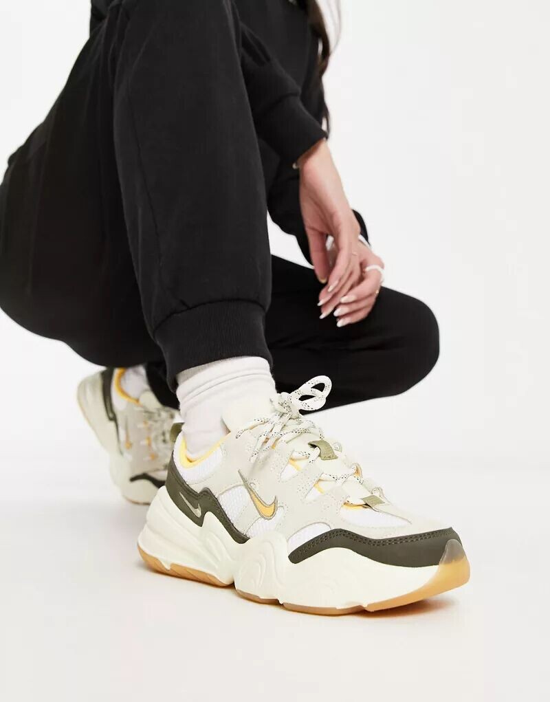 

Белые кроссовки Nike Tech Hera и цвета карго цвета хаки
