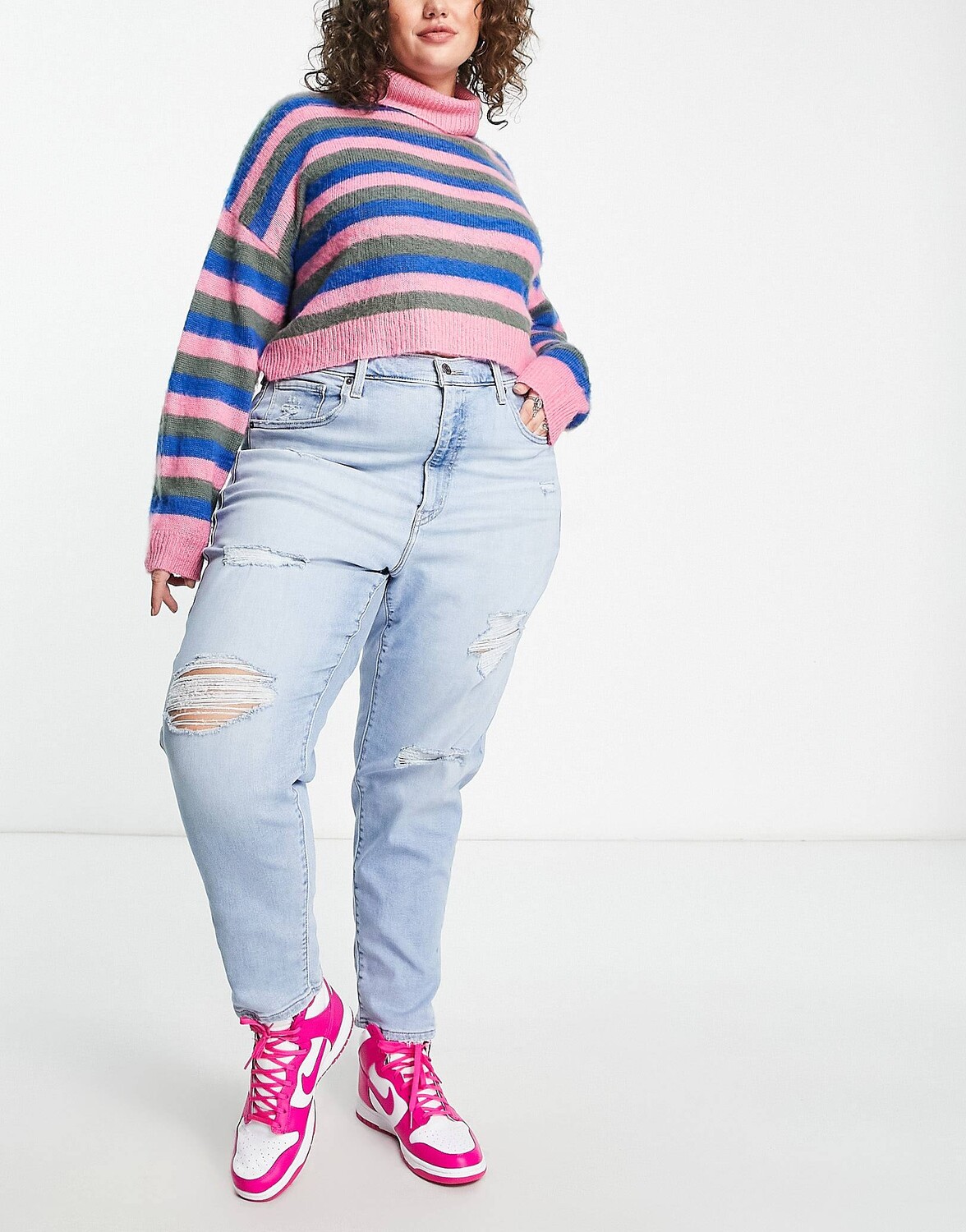 

Светло-голубые джинсы mom с высокой талией Levi's Plus
