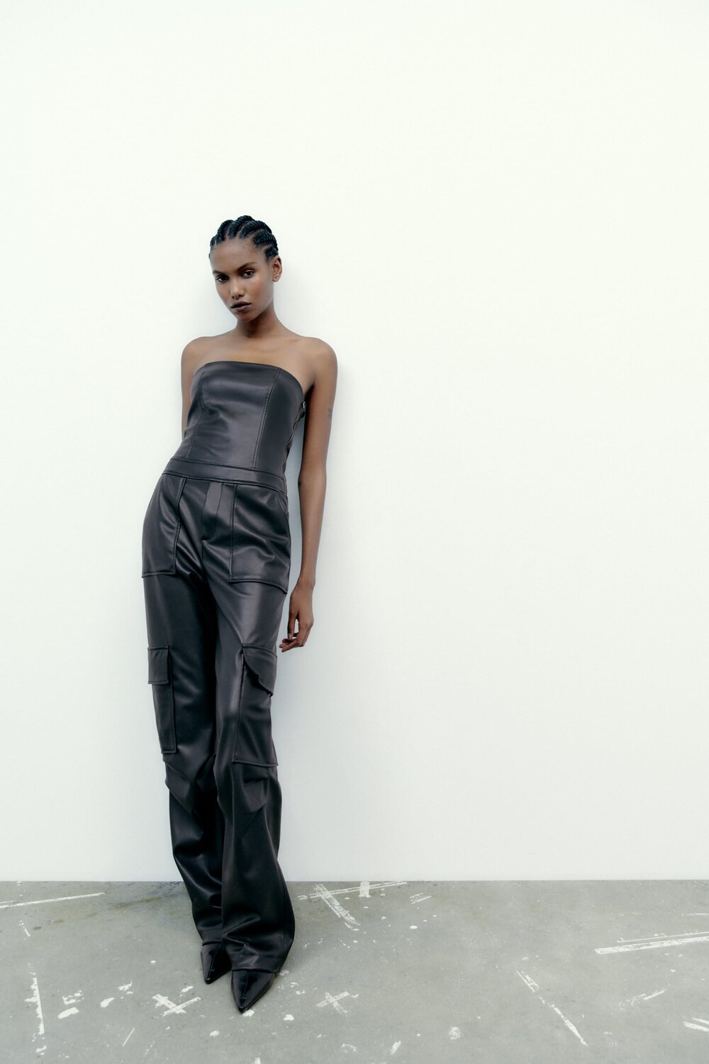 

Комбинезон из искусственной кожи с несколькими карманами ZARA, черный