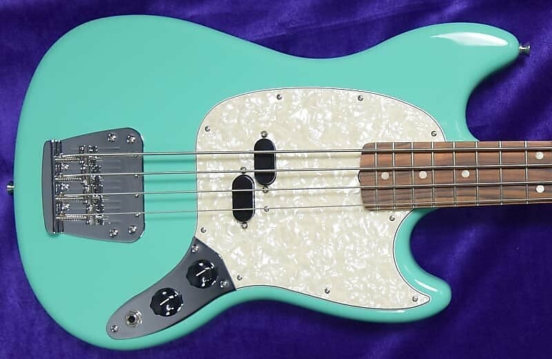 

Fender Vintera 60-х Mustang Short Scale, SF Green с Pau Ferro * Заводской косметический дефект = экономия $!