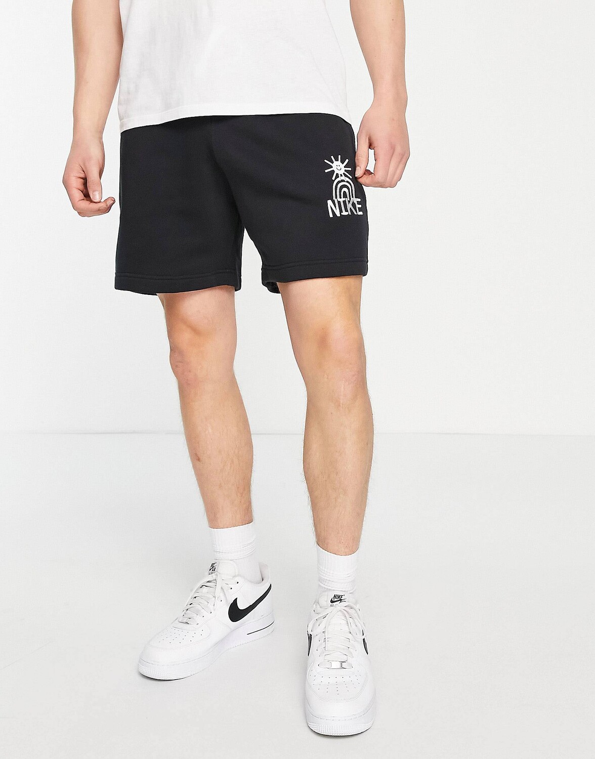 

У Nike есть черные шорты с логотипом Nike Day