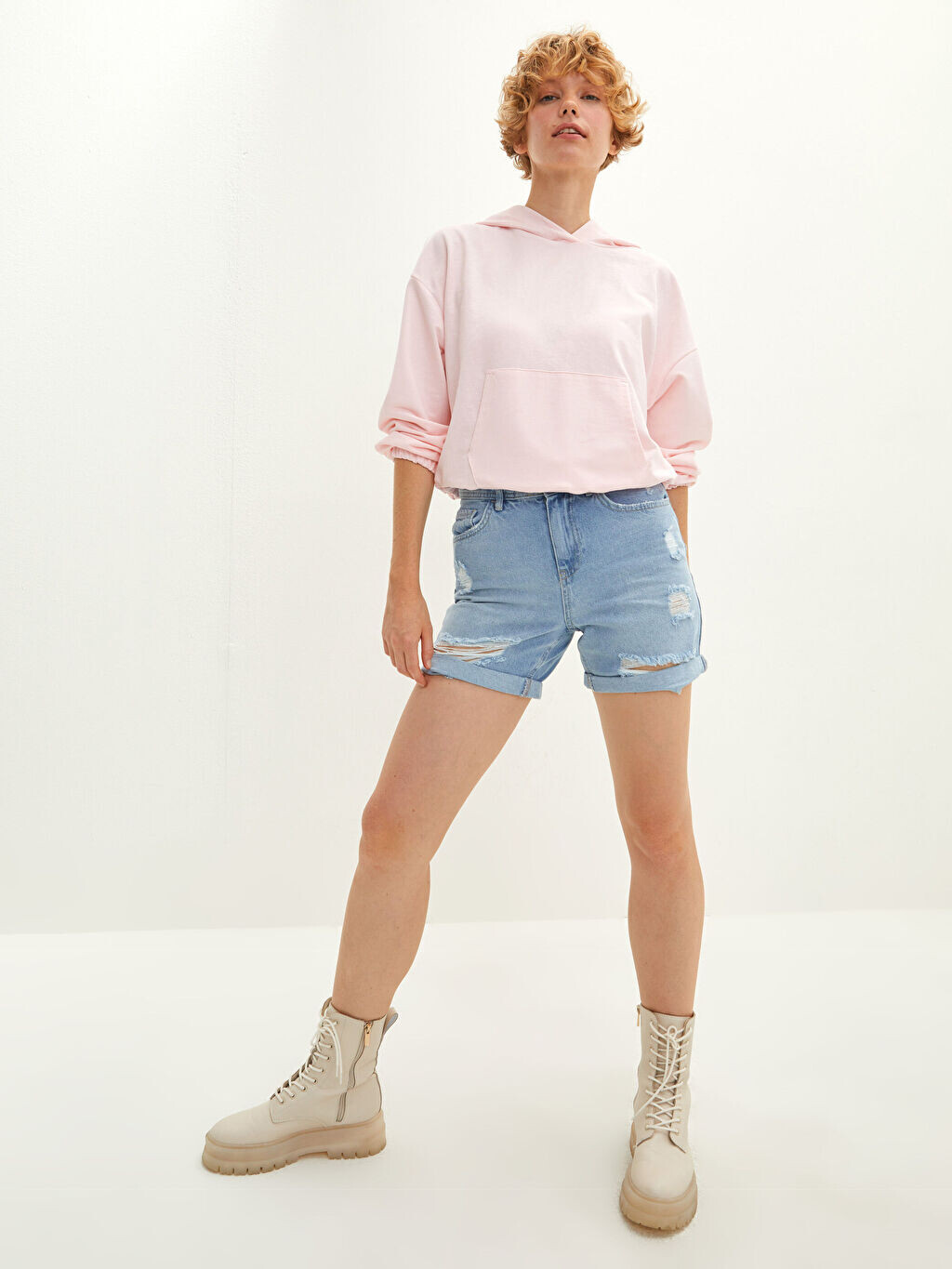 

Женские джинсовые шорты Rodeo с рваными деталями и карманами бойфренда LCW Jeans